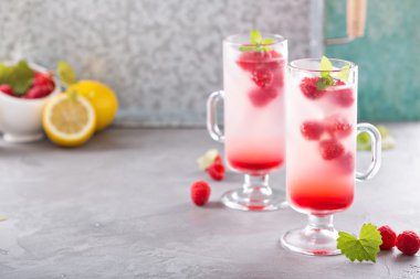 Uzun boylu gözlük pembe frambuazlı limonata