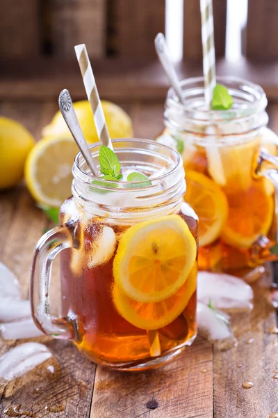 Té helado con rodajas de limón —  Fotos de Stock