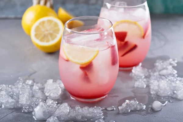 Limonada de fresa con agua de rosas — Foto de Stock