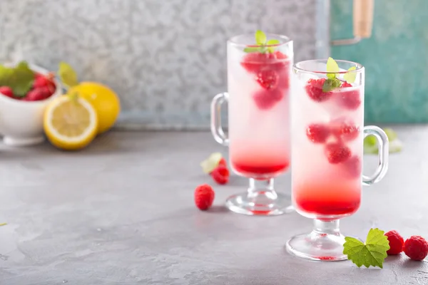 Pink raspberry lemonade in tall glasses — Stock Photo, Image