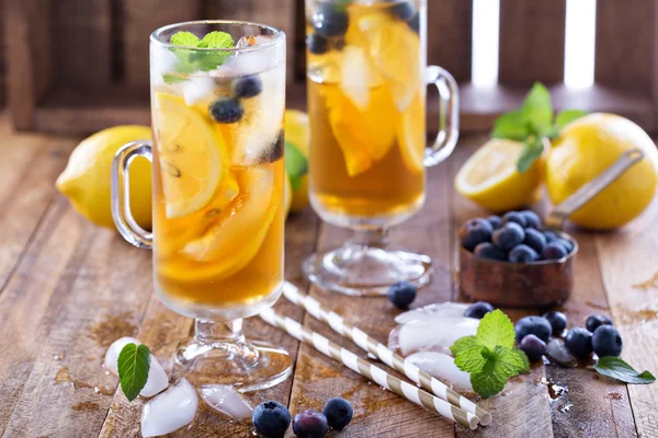 Té helado con arándanos y rodajas de limón — Foto de Stock