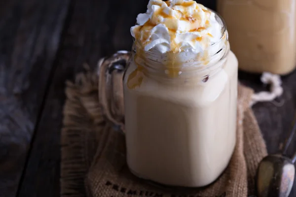 Café gelado com caramelo e chantilly — Fotografia de Stock