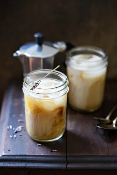 Eiskaffee mit Lavendelcreme — Stockfoto