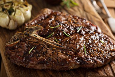 Bir ızgarada pişmiş sığır eti biftek
