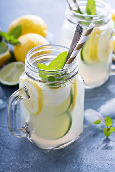 Limonada cítrica fresca em frascos de pedreiro — Fotografia de Stock