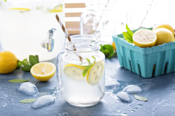 Limonada cítrica fresca em dispensador de bebidas — Fotografia de Stock