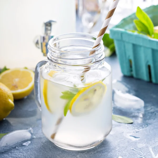 Čerstvé citrusové limonády v nápojový automat — Stock fotografie