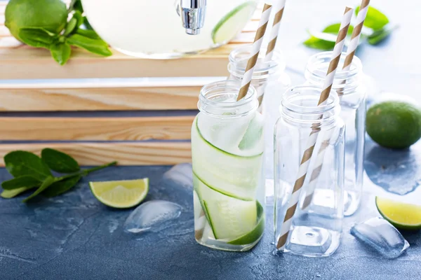 Limetten-Gurken-Limonade in Flaschen — Stockfoto