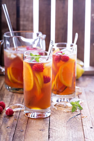 Iced tea with orange and raspberry — Stock Photo, Image