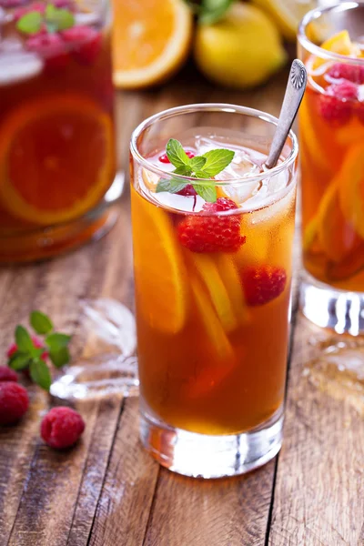 Iced tea with orange and raspberry — Stock Photo, Image