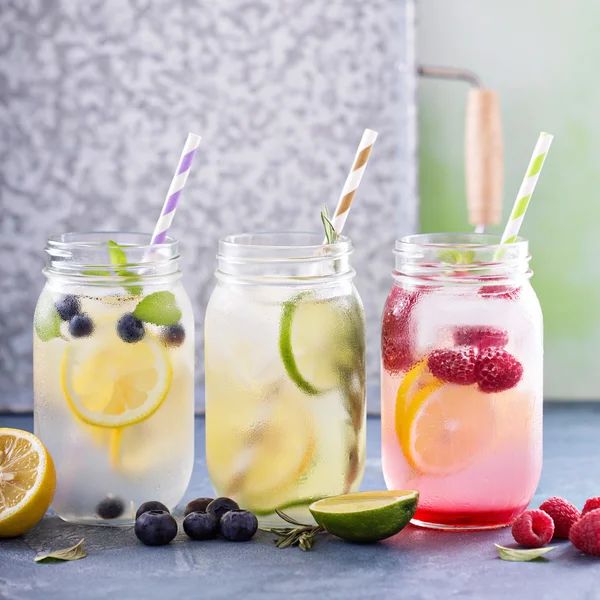 Limonade in verschiedenen Gläsern — Stockfoto
