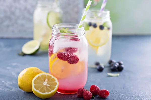 Variedad de limonada en frascos —  Fotos de Stock