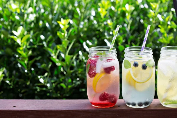 Variedade de limonada em jarros — Fotografia de Stock