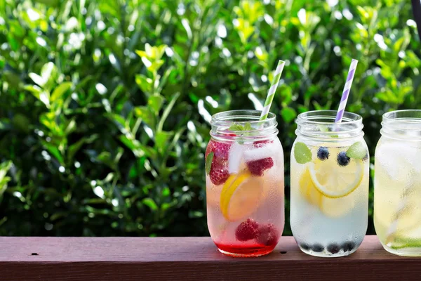 Limonade in verschiedenen Gläsern — Stockfoto