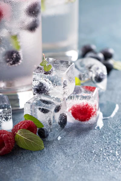 Кубики льда с ягодами и мятой — стоковое фото