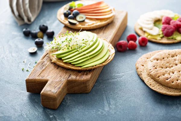 Fullkornsbröd med olika pålägg — Stockfoto