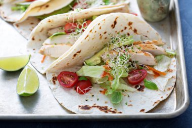 Tavuk tako salatası ve domates ile