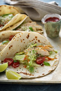 Tavuk tako salatası ve domates ile