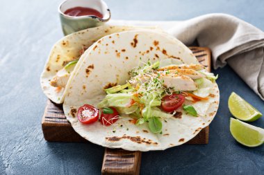 Tavuk tako salatası ve domates ile