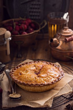 Rustik arka plan tarihinde kirazlı turta