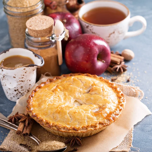 Tarta de manzana con jarabe de caramelo y canela —  Fotos de Stock