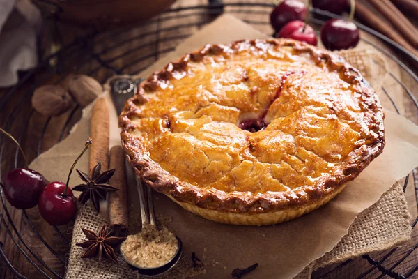 Cherry pie on rustic background — Stock Photo, Image