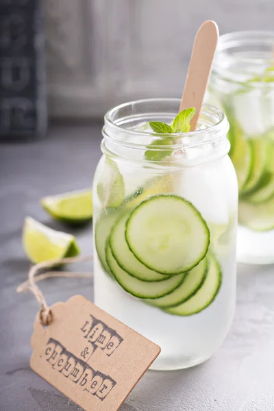 Lime and cucumber lemonade in mason jars — Stock Photo, Image