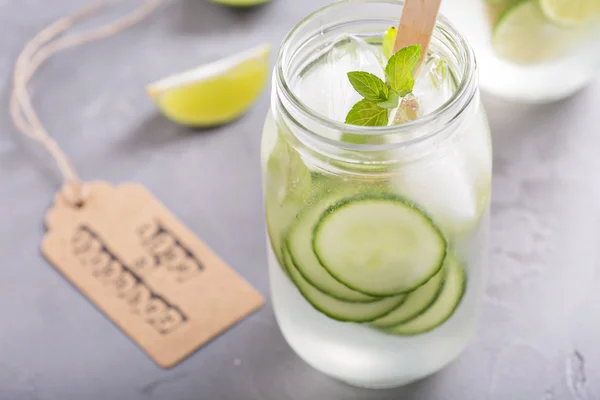 Lime and cucumber lemonade in mason jars — Stock Photo, Image