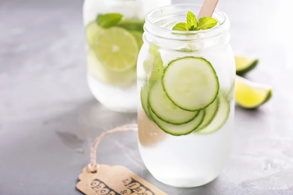 Lime and cucumber lemonade in mason jars — Stock Photo, Image