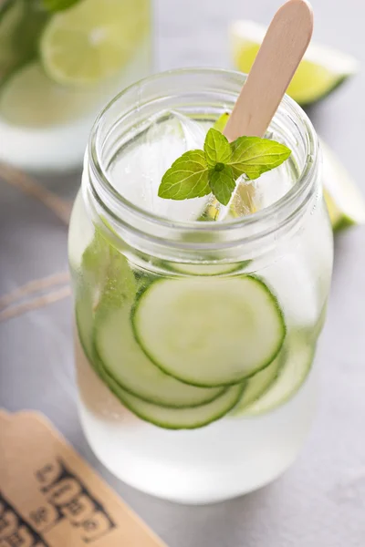 Lime and cucumber lemonade in mason jars — Stock Photo, Image