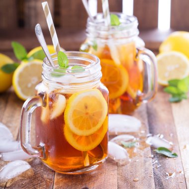 buzlu çay limon dilimleri ile