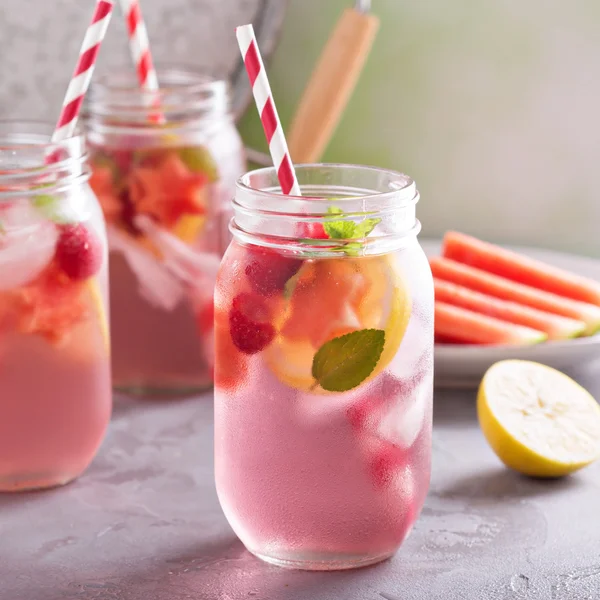 Bebida de verão melancia e limonada cítrica — Fotografia de Stock