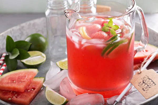 Bevanda di anguria con lime in una brocca — Foto Stock