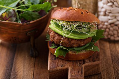 Izgara vegan fasulye burger yeşillikleri ile
