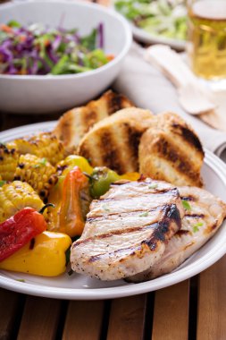 Ekmek ve sebze ızgara domuz pirzola