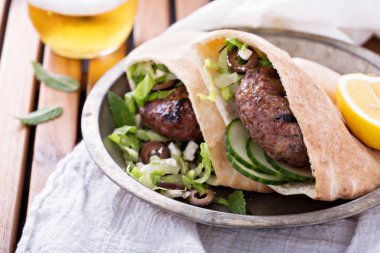 Bir pide kuzu Burger