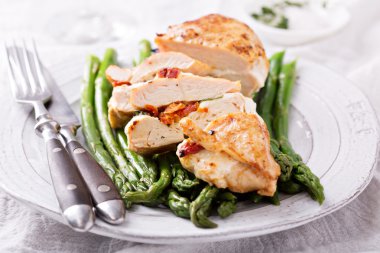 Izgara tavuk göğsü Mozzarella peyniri ile doldurulmuş