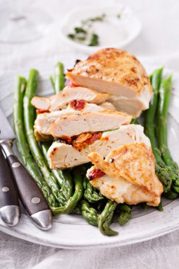 Izgara tavuk göğsü Mozzarella peyniri ile doldurulmuş