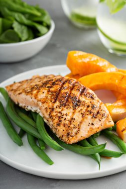 Kızarmış kabak ile kararmış somon fileto ızgara