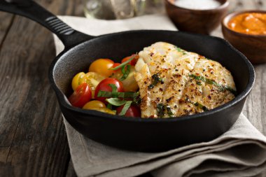 Domates salatası ile ızgara cod