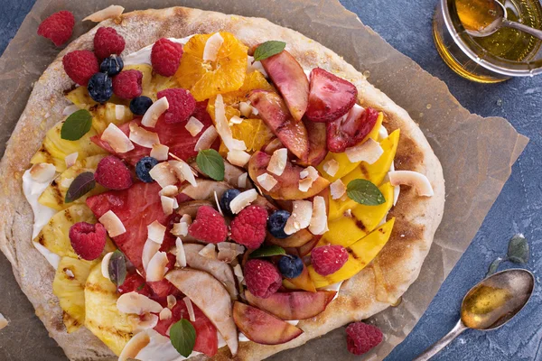Grilled fruit pizza with honey — Stock Photo, Image