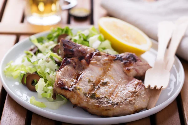 Porco grelhado com salada — Fotografia de Stock