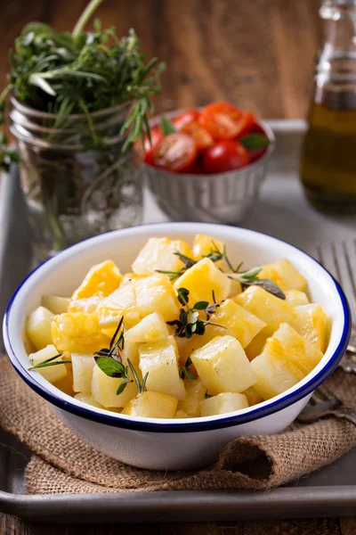 Aardappel met kaas en kruiden voorbereid op een grill — Stockfoto