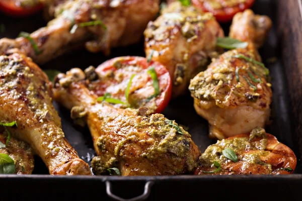 Frango grelhado e tomate com pesto de manjericão — Fotografia de Stock