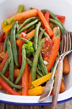 Tavada ızgara sebze.