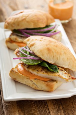 Kırmızı biber soslu ızgara tavuk sandviç