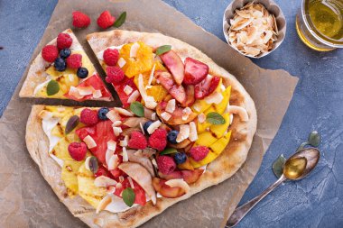 Izgara meyve pizza bal ile
