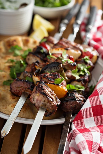 Kebabs de cordeiro com pão liso e molho tzatziki — Fotografia de Stock