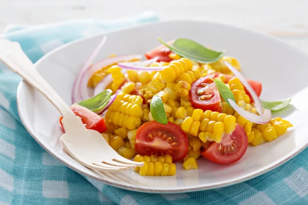 Salade met geroosterde maïs, tomaten en UI — Stockfoto