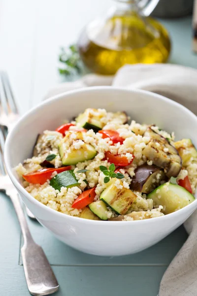 Salada de cuscuz quente com legumes grelhados — Fotografia de Stock